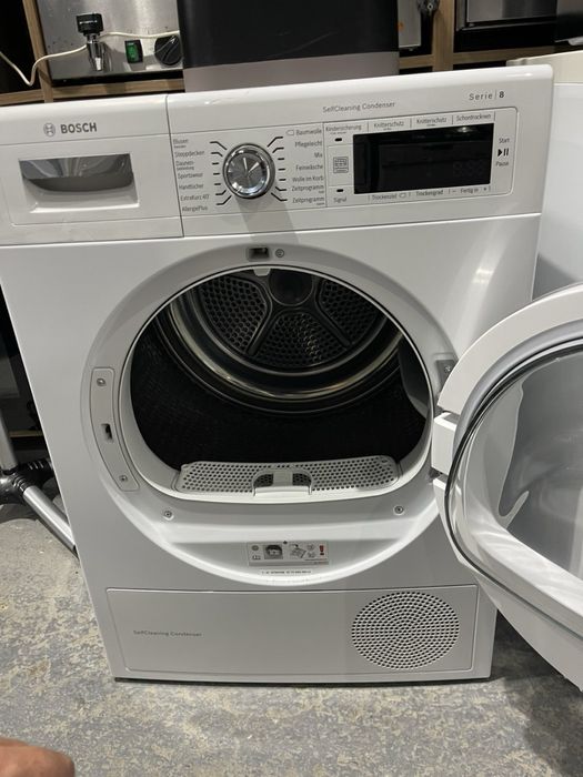 Сушильна машина Bosch Serie 8 WTW875W0