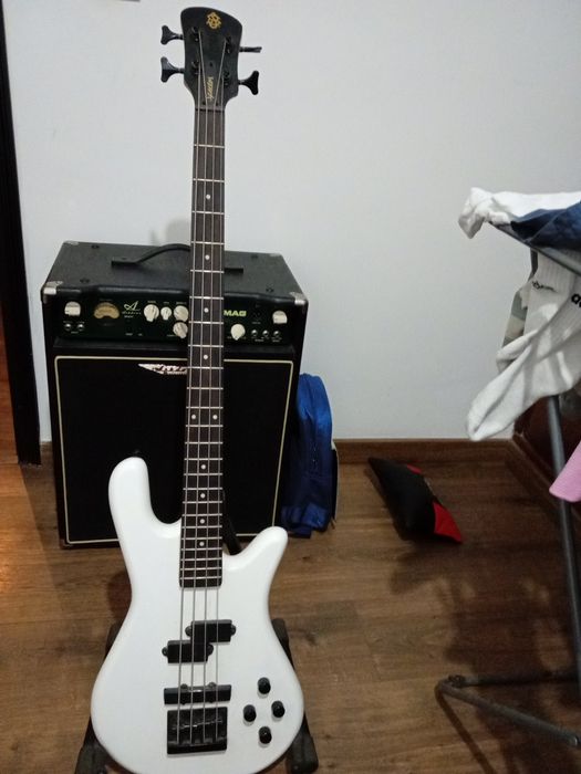 Baixo spector performer 4