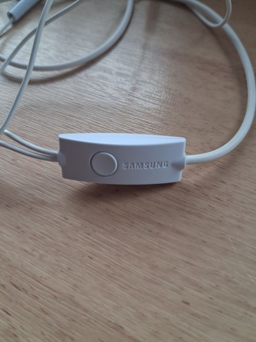 Słuchawki douszne Samsung przewodowe. Nieużywane