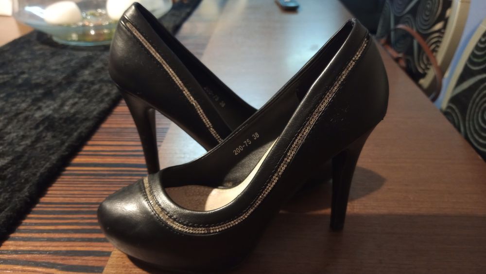 Sapato preto clássico com pedra prateada brilho