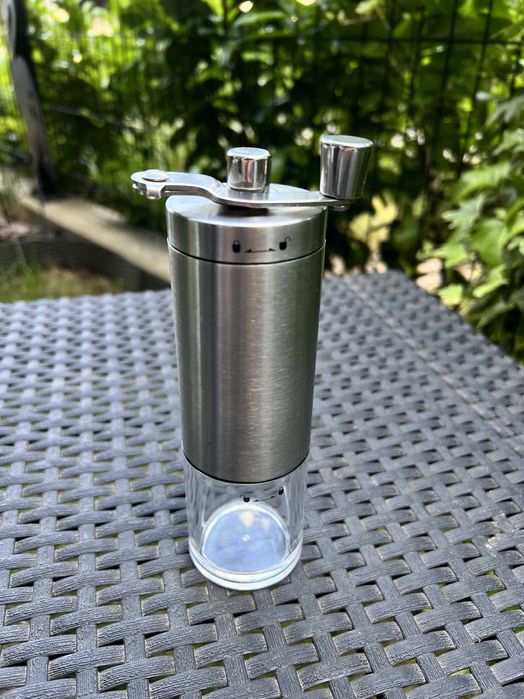 Młynek ręczny do kawy inox – regulacja mielenia, pojemnik