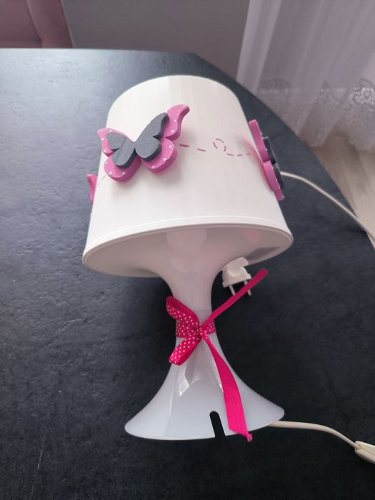 Lampka do pokoju dziewczynki. Nie ma jednego motylka.