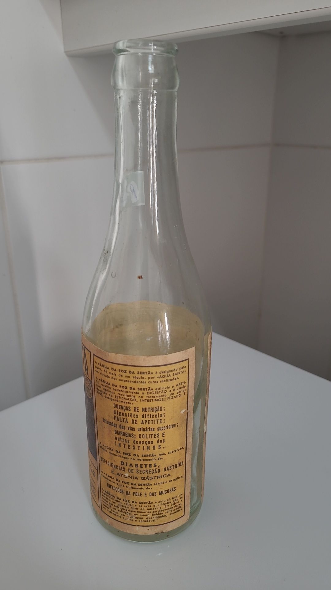 Garrafa antiga de Água da Foz da Sertã com rótulo de papel
