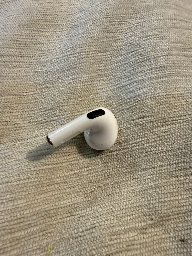 Продам один правий навушник airpods 3 a2564