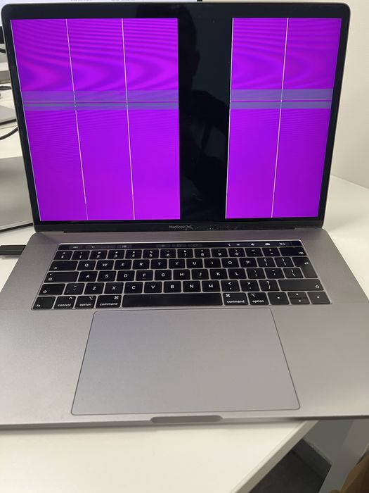 Macbook Pro 15” i9 32GB 1TB 2018 uszkodzona matryca