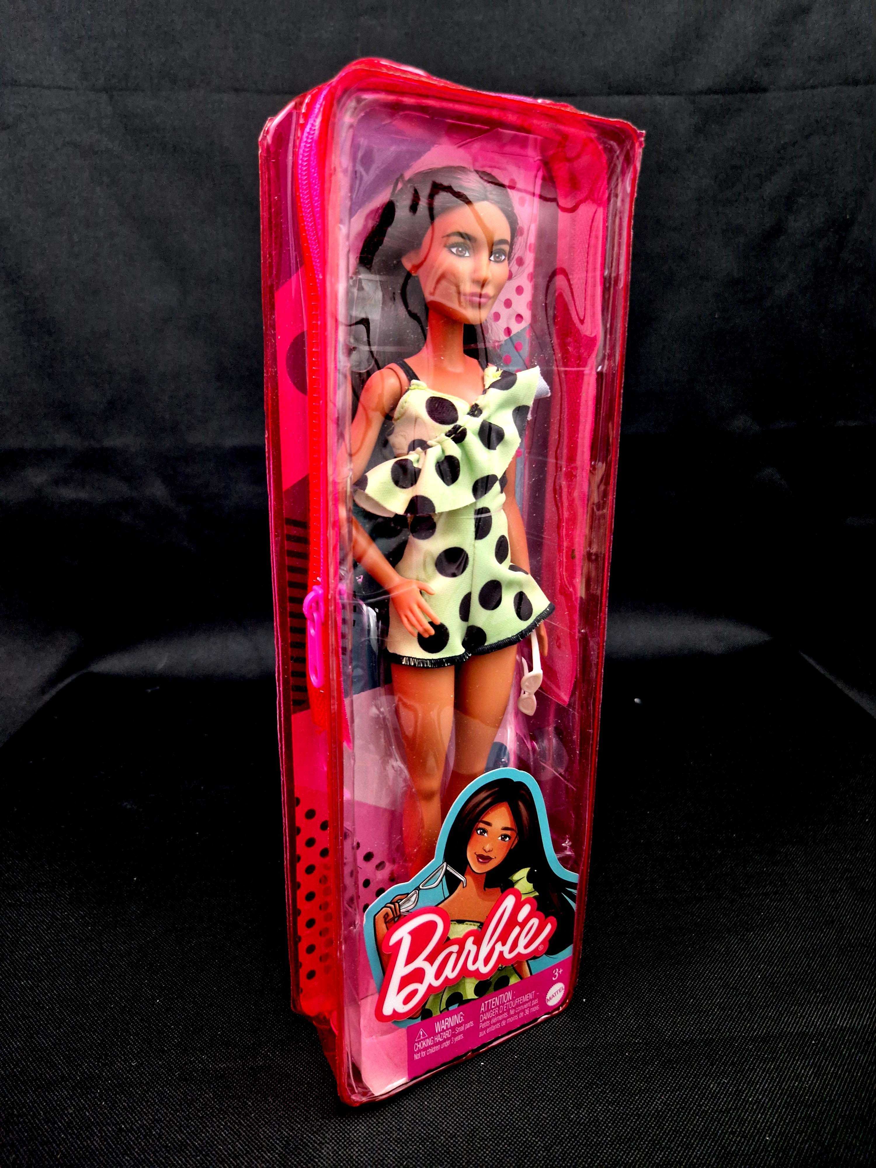 Lalka Barbie w Różowym opakowaniu na zamek Zielona