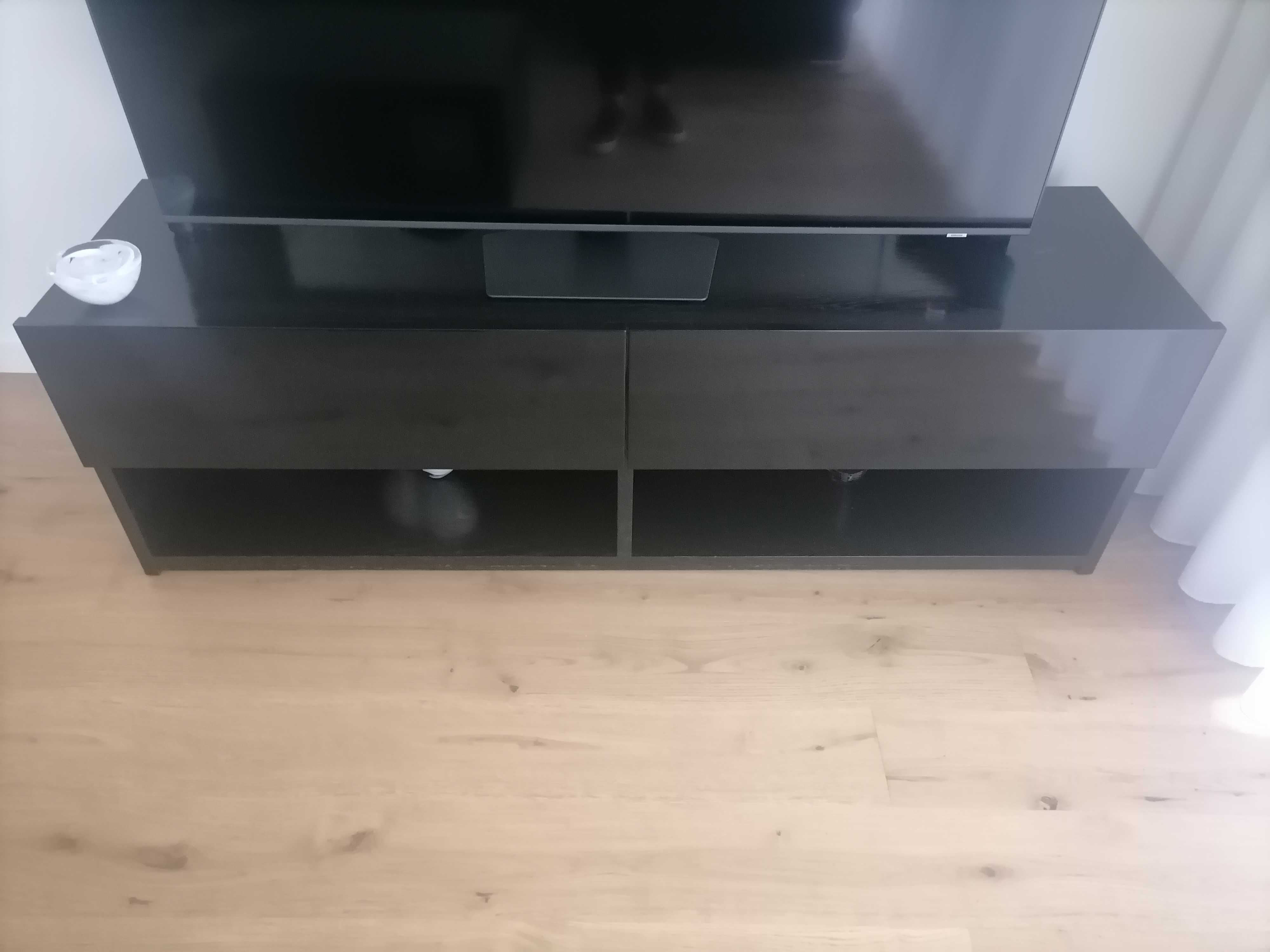 Móvel tv com gavetas lacadas e forradas