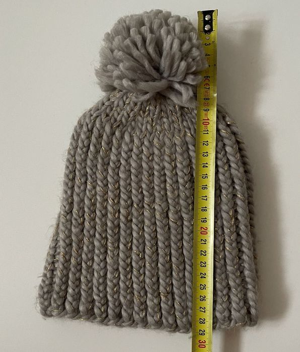 Szara czapka zimowa z pomponem ze złotą nitką [House]