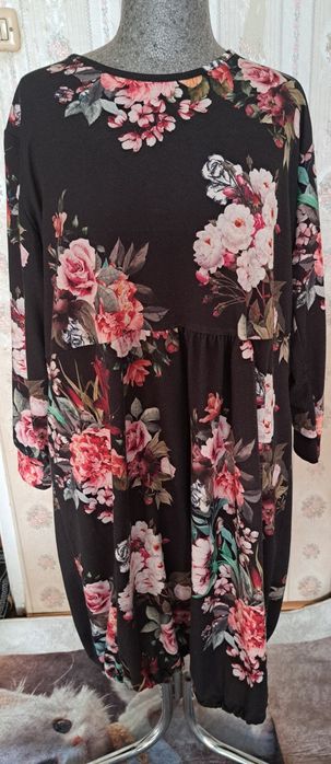 Długa sukienka w kwiaty ze ściągaczem na dole