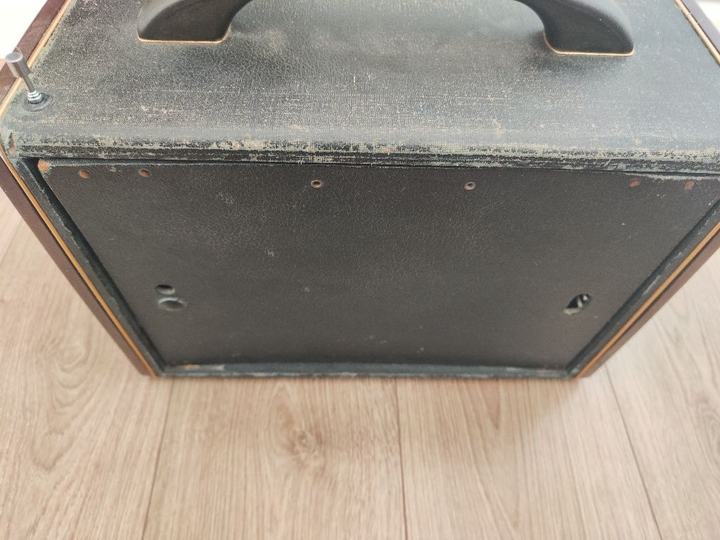 Radio muito antigo a funcionar na perfeição