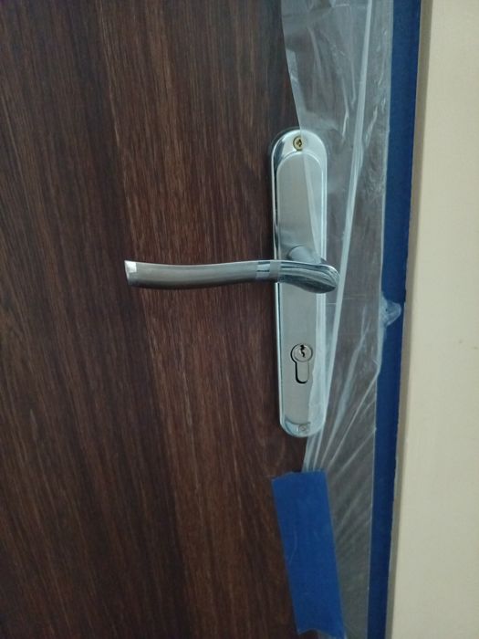 Sprzedam drzwi wewnątrz klatkowe skrzydło + klamka, zamek z kluczem
