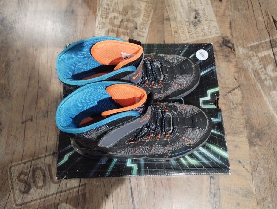 Дитячі демісезонні (зимові) черевики Skechers  в гарному стані