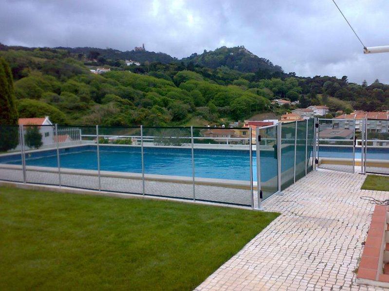 Net fencing for swimming pools (Child protection)