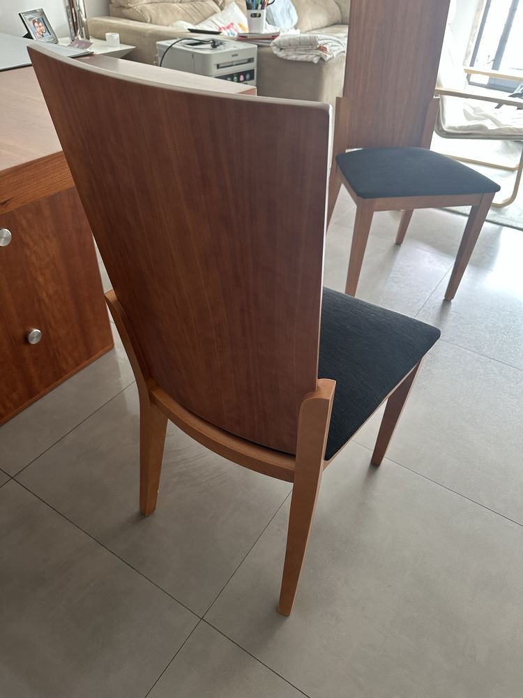 Mesa e cadeiras em cerejeira