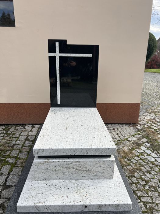 Pomniki  Nagrobki granitowe Urnowe