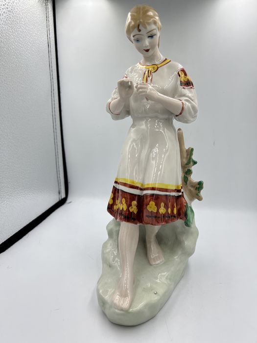 Figurka porcelanowa połonne wróżenie z płatków rumianku