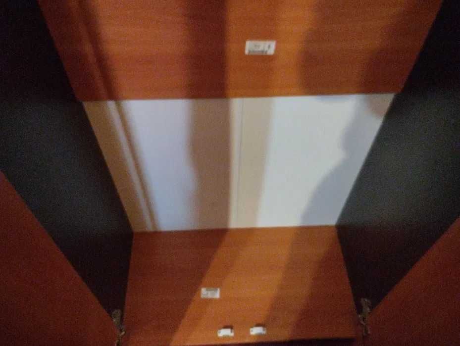 Функціональна та компактна офісна шафа (гардероб) для верхнього одягу