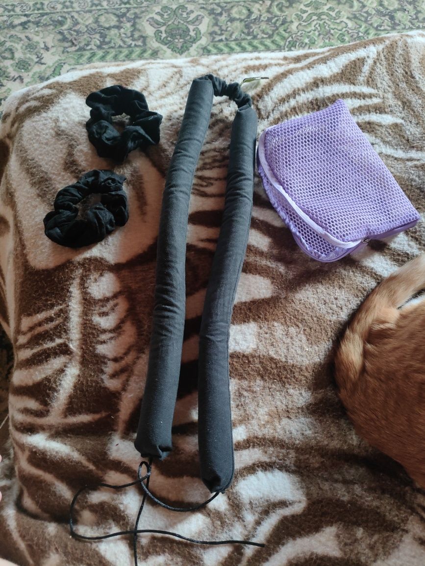 Zestaw wałek do włosów dwie gumki scrunchie i kosmetyczka z Glov
