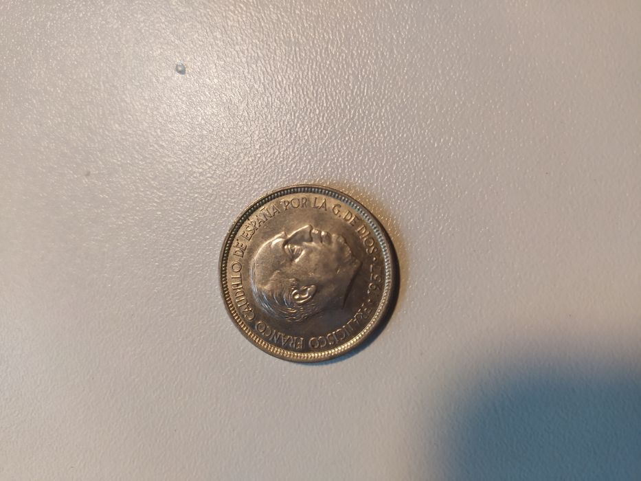 Stare srebrne monety plus jedna moneta 5ptas odwrotka