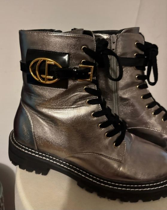 Botas cinzentas prateadas