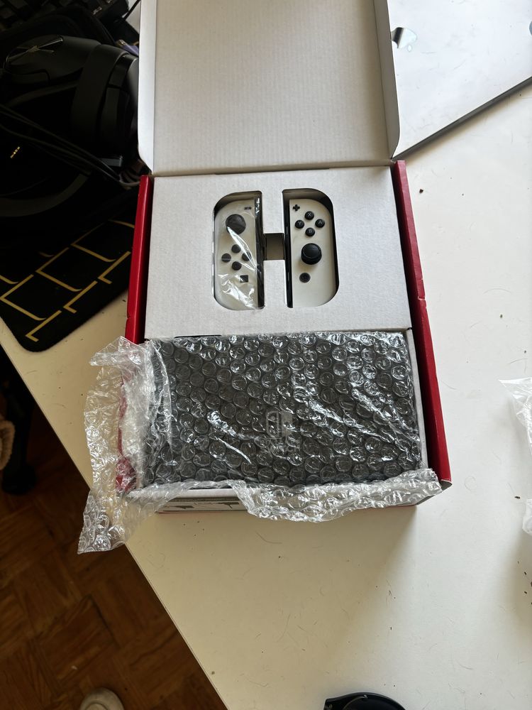 Nintendo Switch Oled 64GB White + Zelda Tears of the Kingdom