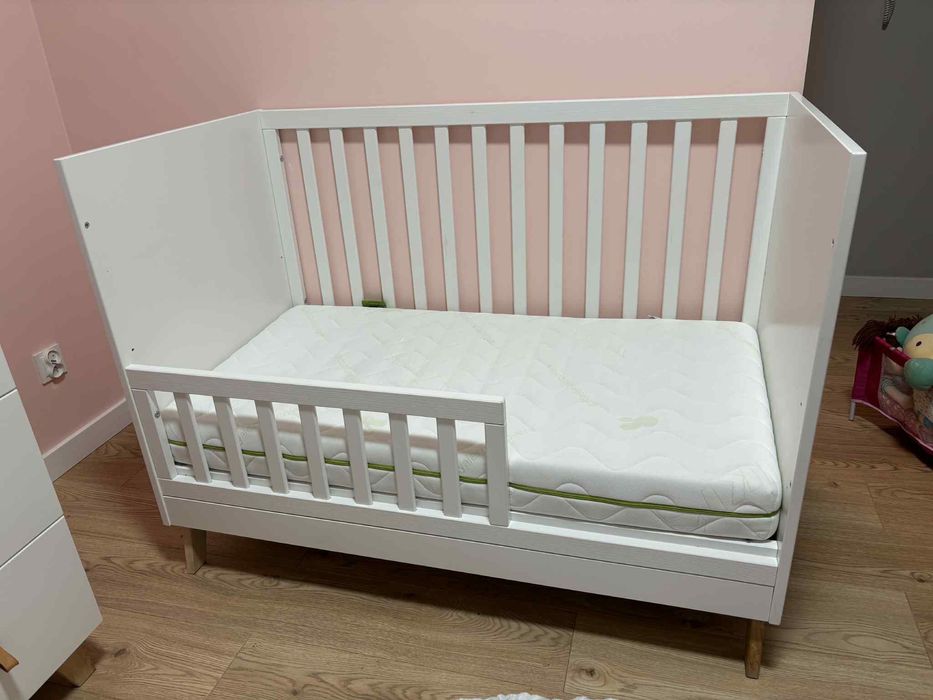 Łóżeczko i komoda dziecięca NOAH firmy KLUPŚ + materac FIKI MIKI