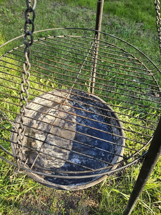 Grill na trójnogu z paleniskiem