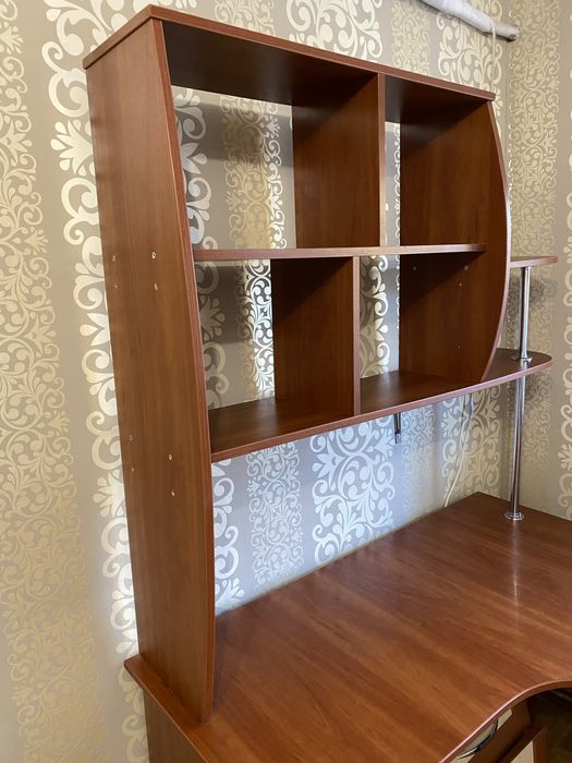 Письмовий стіл з полицями