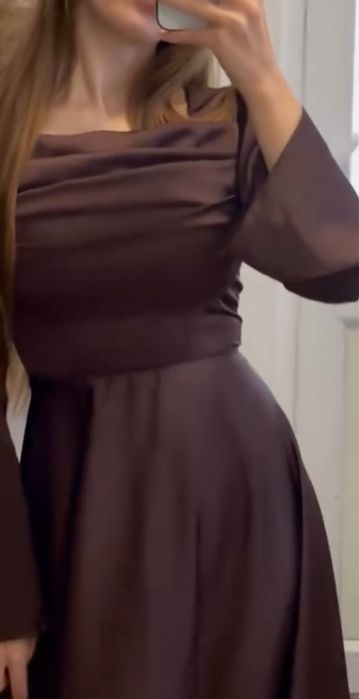 Коричнева атласна сукня
