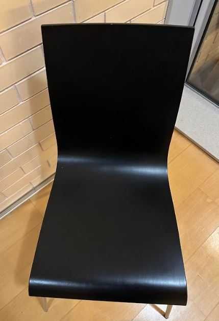 Três cadeiras pretas