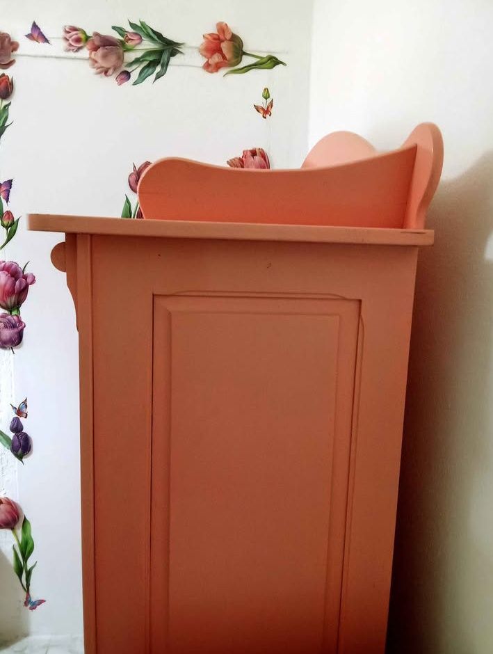 PENDENTE: Móvel antigo, de cor rosa, em madeira maciça.
