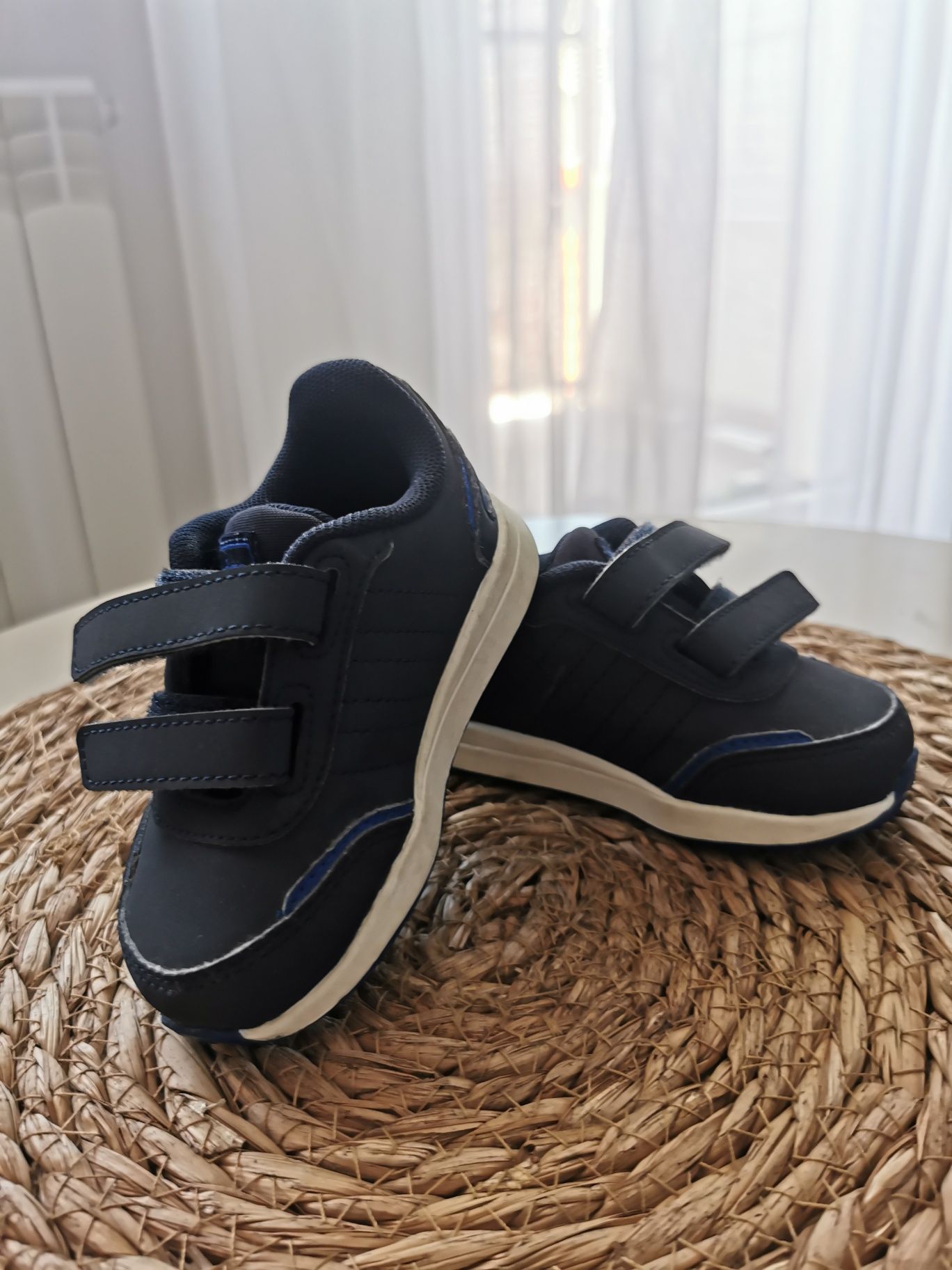 Granatowe buty sportowe Adidsy na rzepy dla chłopca rozm. 20