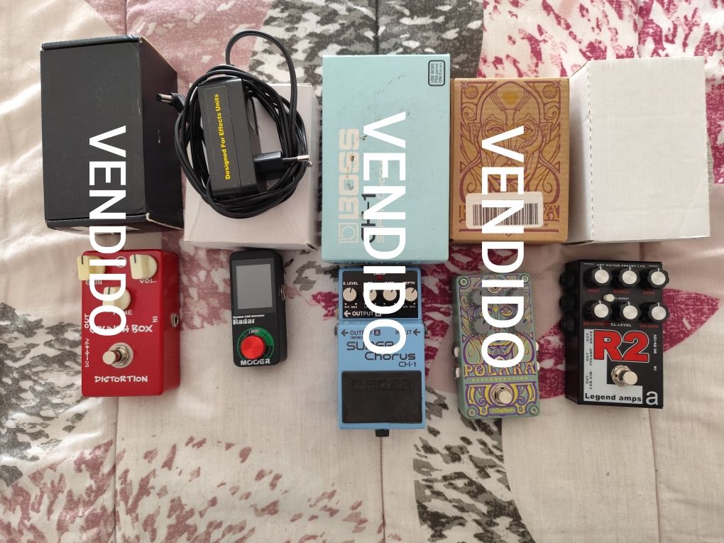 Pedais de guitarra + material música