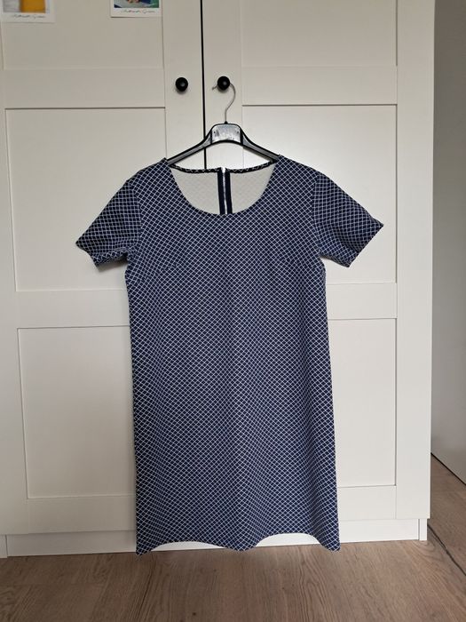 Elegancka sukienka z krótkim rękawem