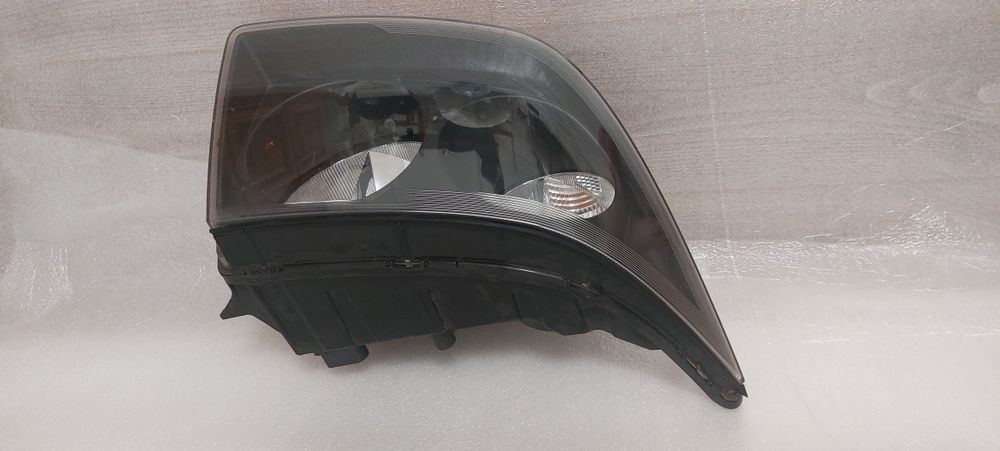 Передня фара на Volkswagen Crafter першого покоління (2006–2016).