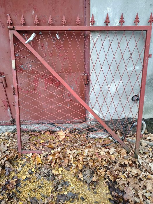 Brama metalowa w dobrym stanie