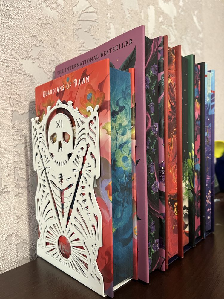 Тримачі / підставка для книг