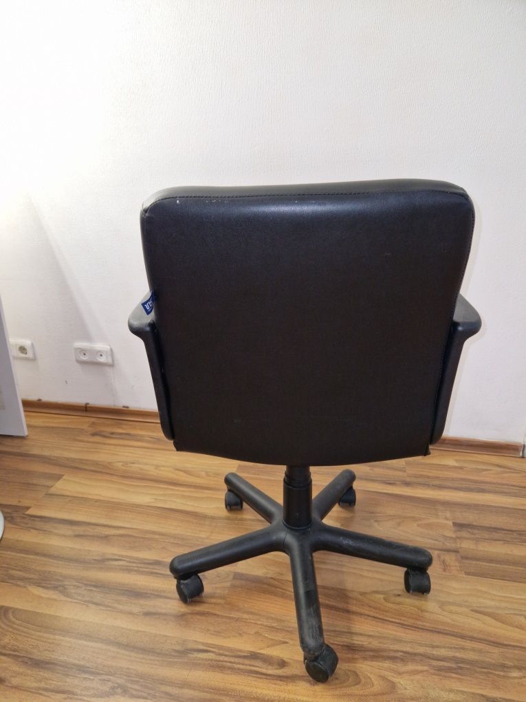 Крісло офісне,чорне.