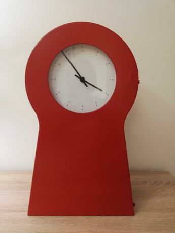 Zegar w czerwonym kolorze