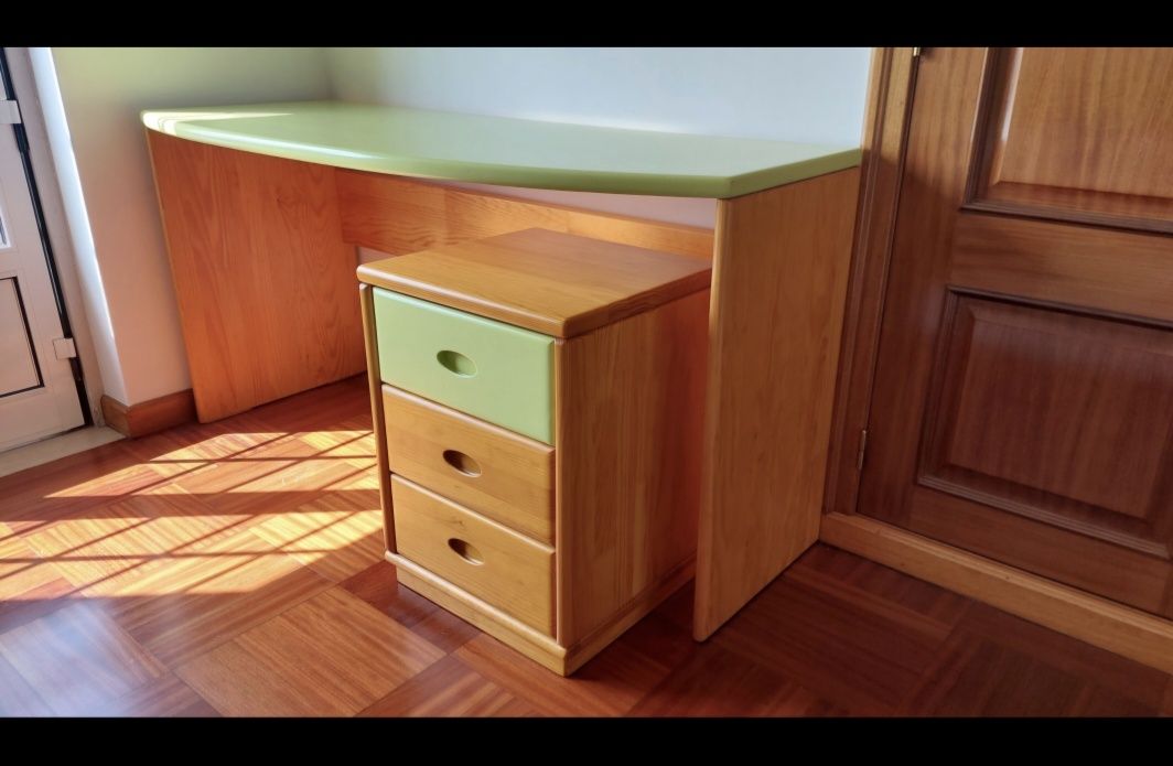 Mobília de quarto em madeira maciça