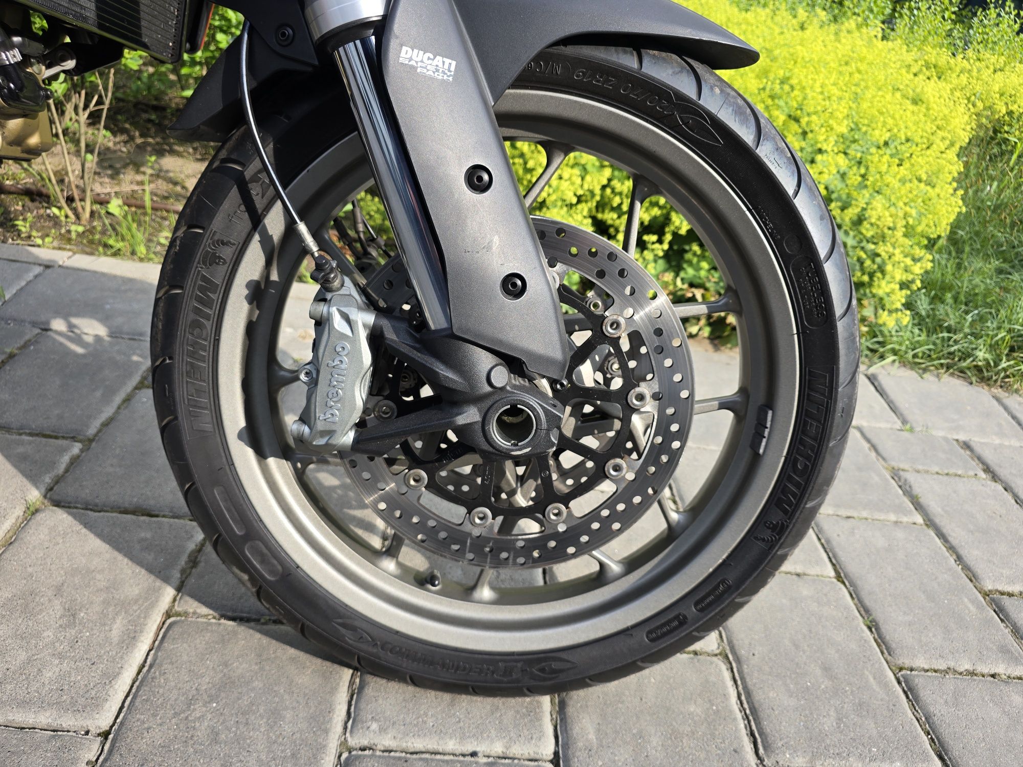 Мотоцкл Ducati multistrada 950