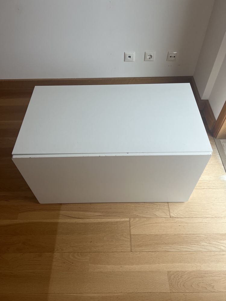 Banco com arrumacao para brinquedos