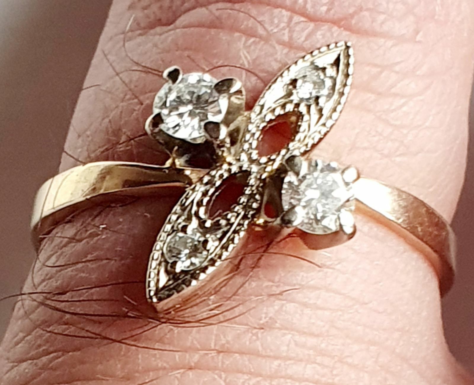 Продам золотые серьги и кольцо с бриллиантами производства СССР