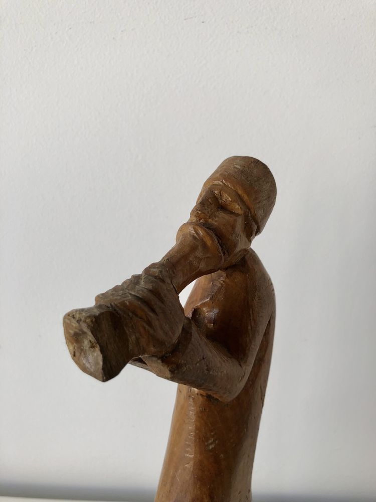 Escultura em madeira - figura com instrumento
