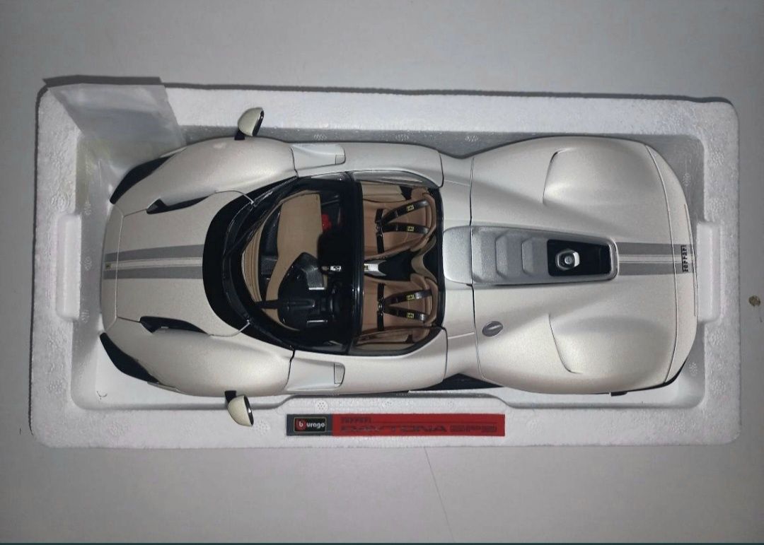 Bburago Ferrari Daytona SP3 ,kolor biały,seria Signature, skala 1:18