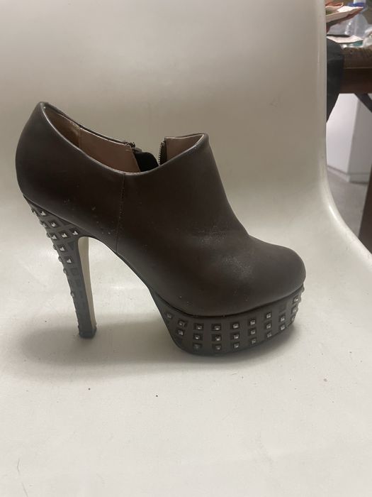 Calcado usado de senhora