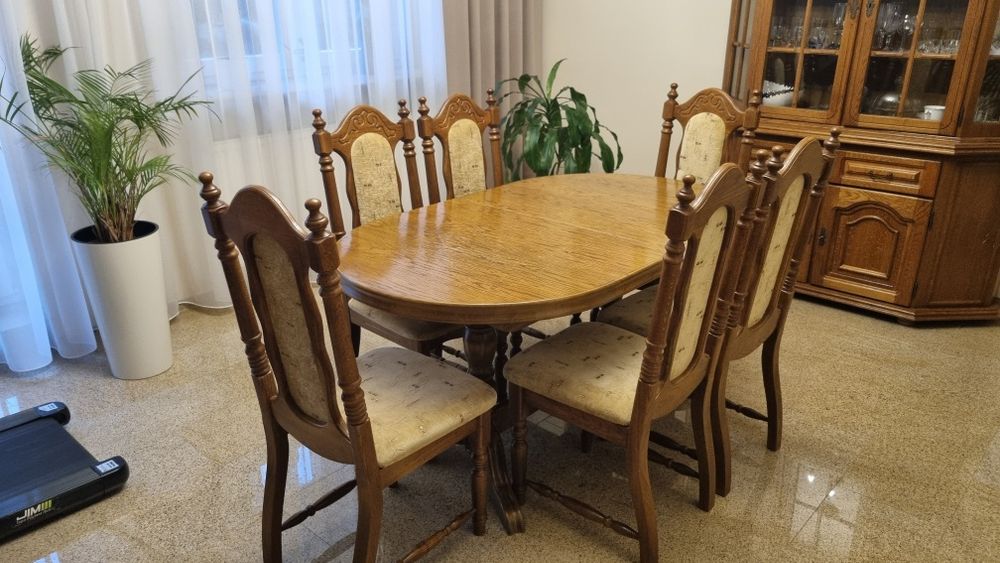 Stół drewniany, rozkładany z krzesłami