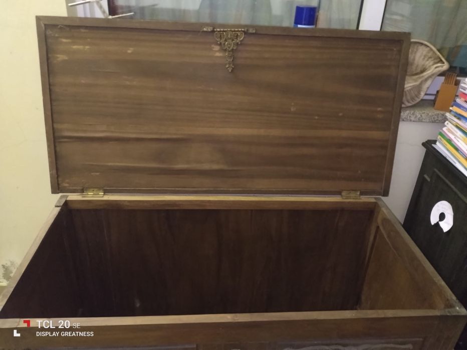 Arca Antiga em Madeira Trabalhada