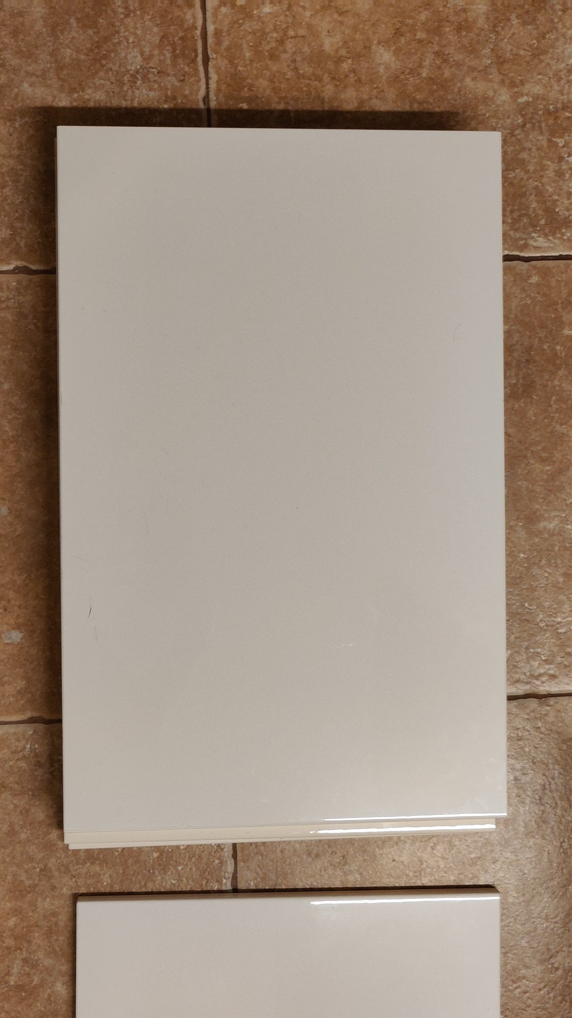 Portas, gavetas e estantes Bësta do IKEA.