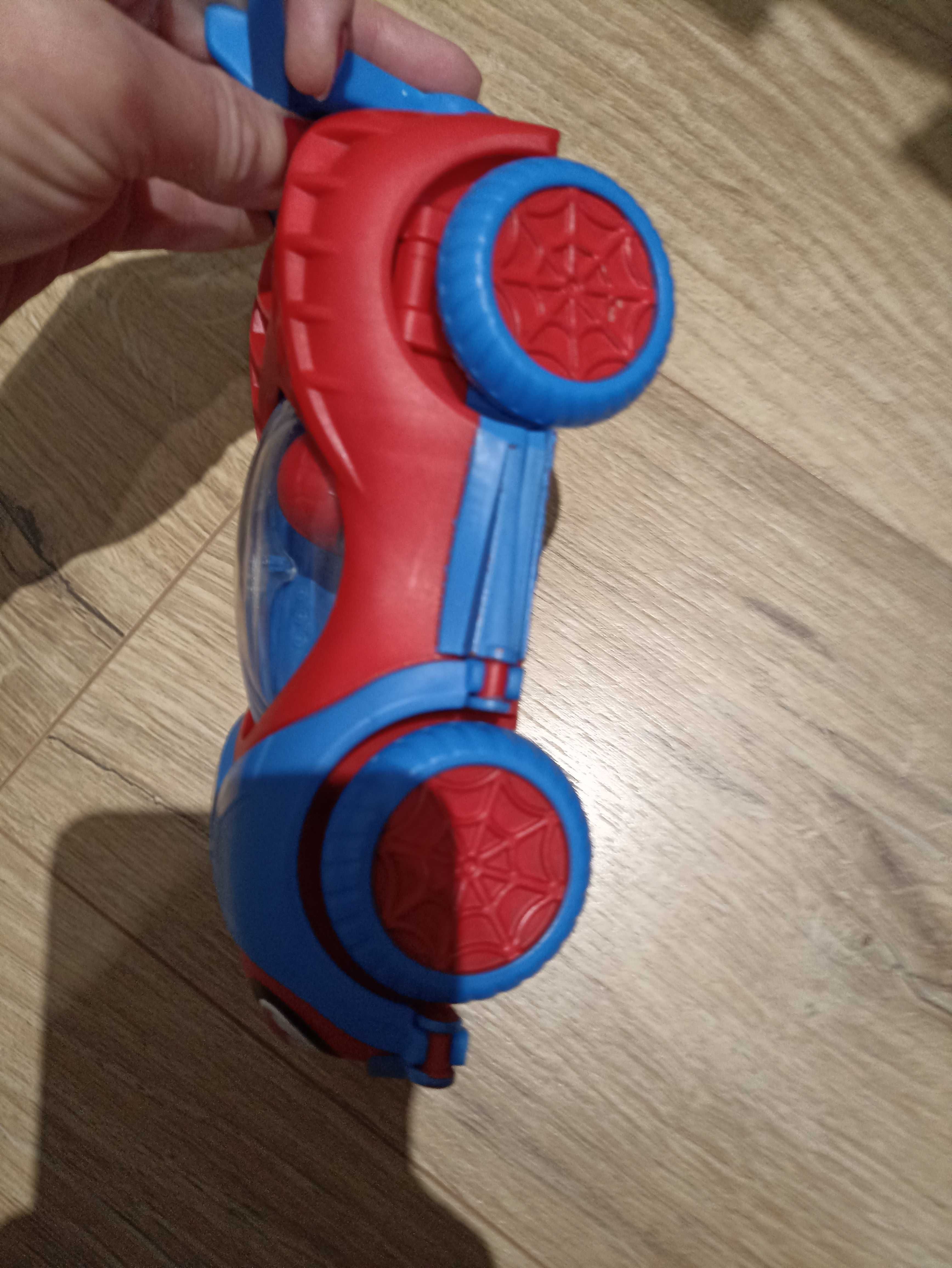 Spiderman w pojeździe